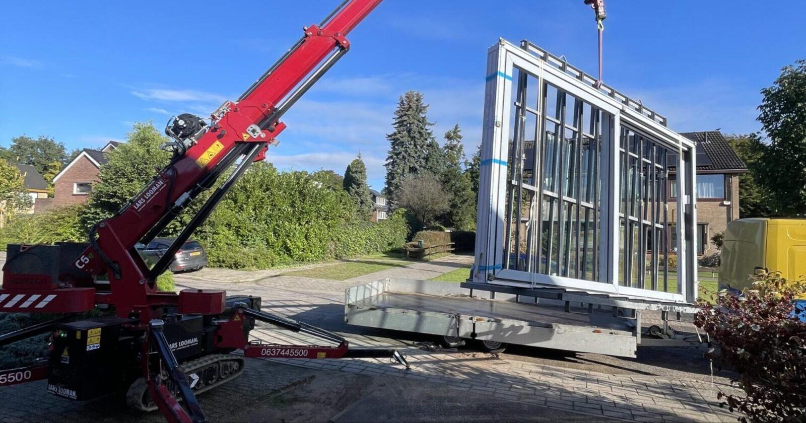 Hoeflon mini hijskraan tilt een complete pui van de aanhanger