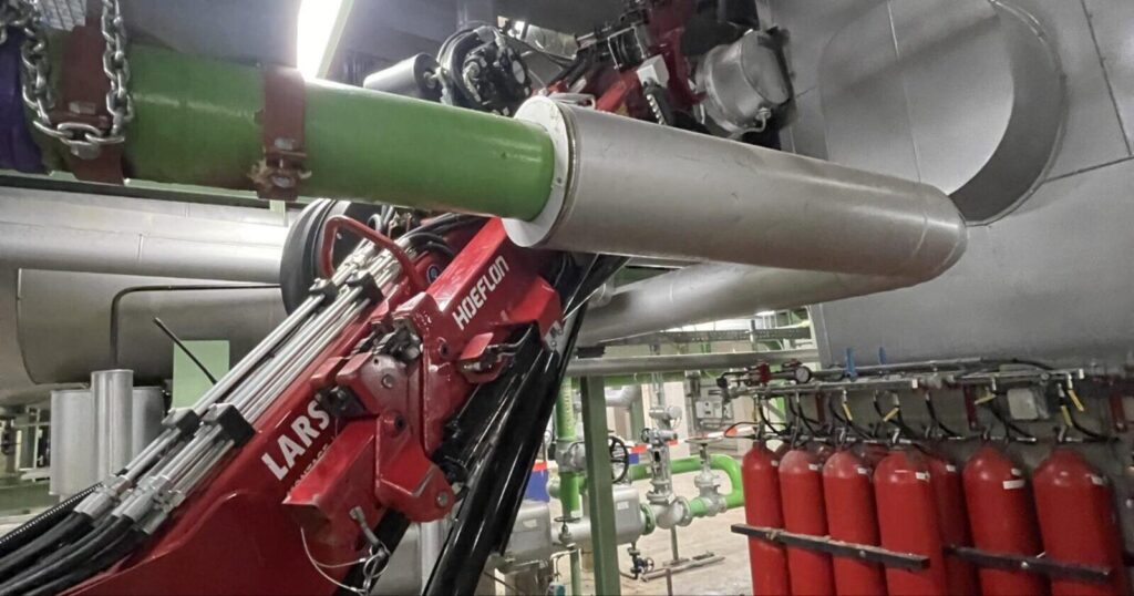Leidingwerk gehesen in een productiehal