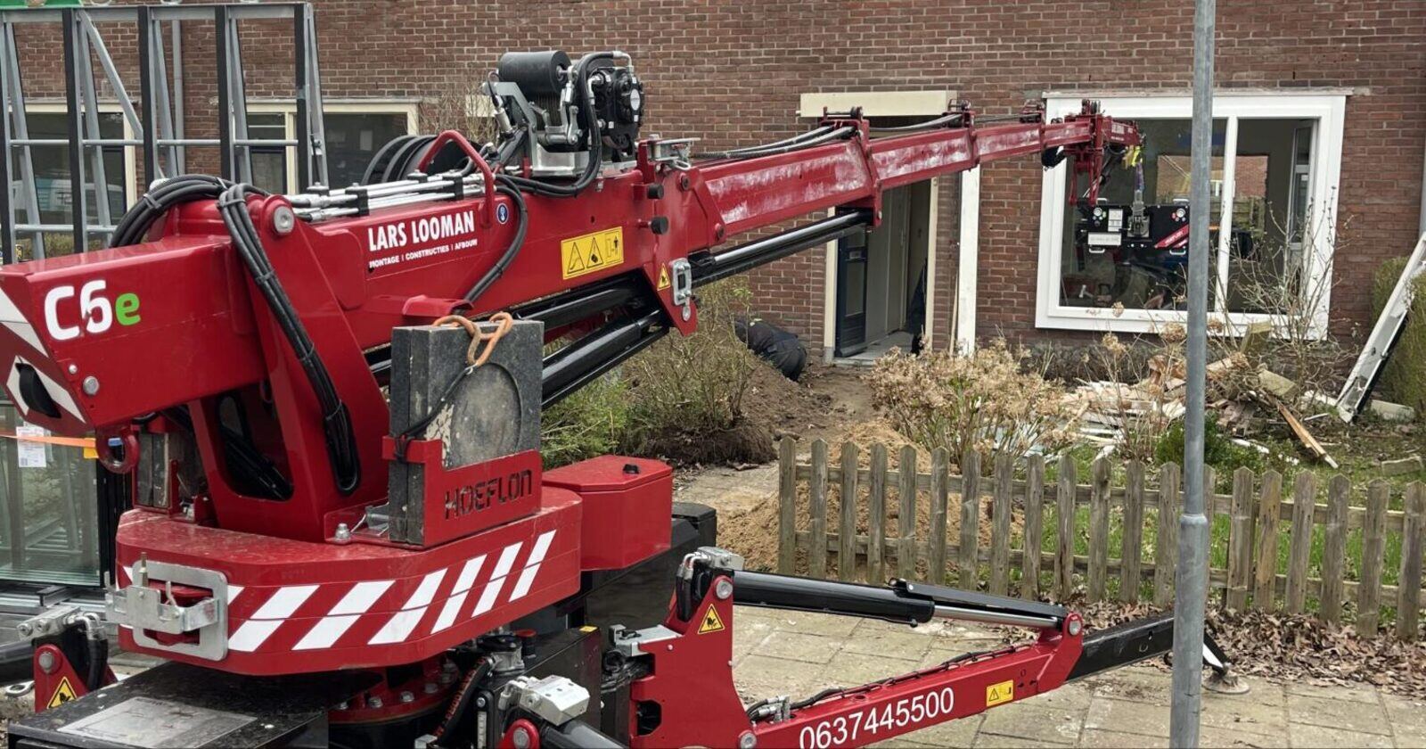 Kozijn aangereikt bij een woning
