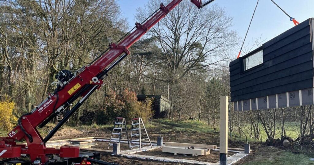 Prefab element gehesen met de mini hijskraan