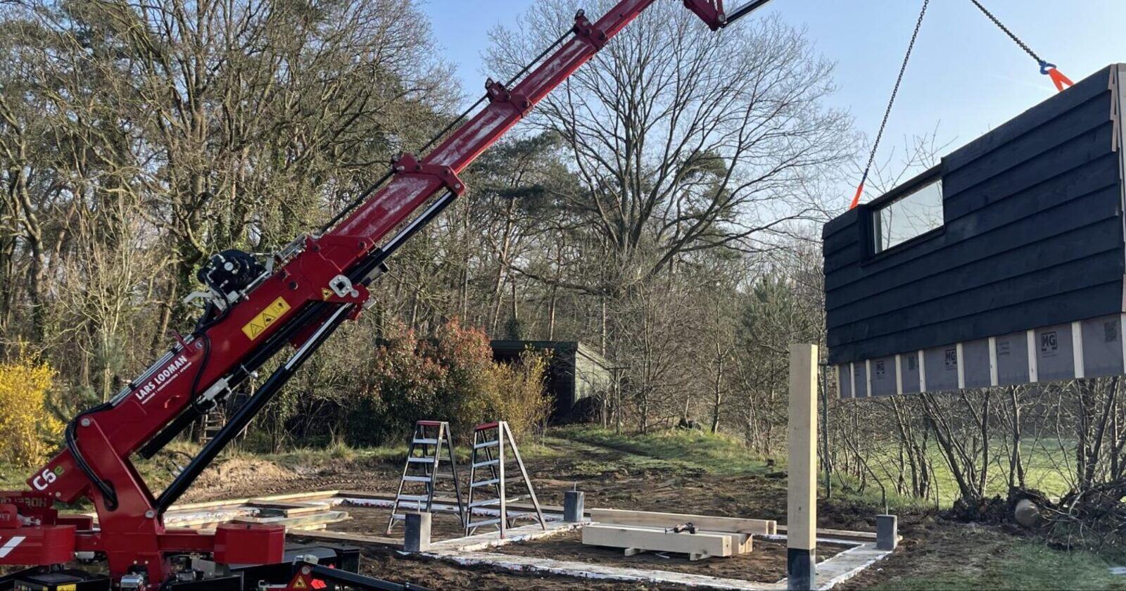 Prefab element gehesen met de mini hijskraan