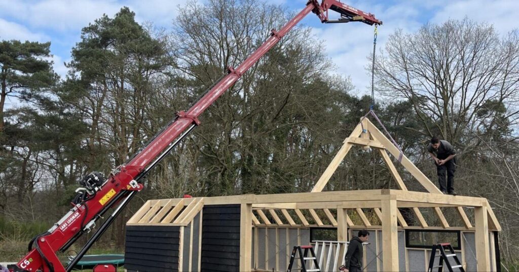 Spanten geplaatst bij houtbouw